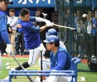 ティー打撃をする牧（撮影・佐藤厚）