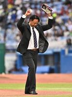 始球式を務めるヤクルト・伊藤智仁コーチ（撮影・開出牧）