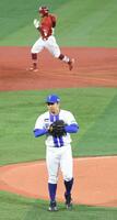 １回、東は佐藤（奥）に先頭打者本塁打を打たれる（撮影・佐藤厚）