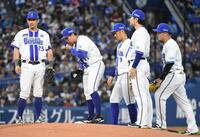 １回表、東（中央）の元へ集まる内野陣（撮影・佐藤厚）