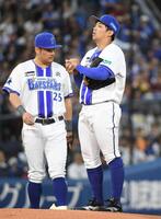 １回、浅村に適時二塁打を打たれ、２点目を許した東（右）＝撮影・佐藤厚