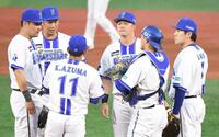 １回、東（左から３人目）に声をかける牧（右から３人目）＝撮影・佐藤厚