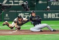 ４回、若月の二塁打で山中が本塁を突くがタッチアウト。捕手小林
