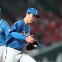 ４回、満塁のピンチで名原を一ゴロに打ち取った柴田（撮影・北村雅宏）