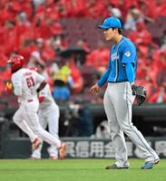 ２回、ファビアン（奥）に本塁打を浴びた柴田