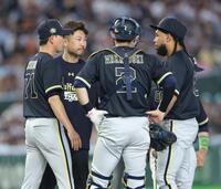 ８回、岸田監督（左）に降板を告げられるエスピノーザ（右）＝撮影・西岡正