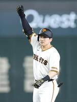 ８回、勝ち越し二塁打を放ち、ベンチへ向かって手を上げる泉口（撮影・西岡正）