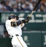 ８回、左越えに勝ち越し二塁打を放つ泉口（撮影・西岡正）