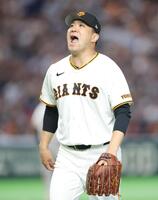 ６回、山中を右飛に打ち取ってピンチをしのぎ、声を上げる田中将（撮影・西岡正）