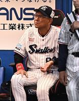 ５回、先発の小川がソトに中越え適時二塁打を打たれベンチで険しい表情の池山監督（撮影・開出牧）