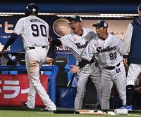 ６回、サンタナの中犠飛で生還したモンテル（左）とタッチを交わす池山監督（右から２人目）＝撮影・開出牧
