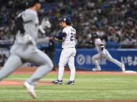 ５回、ソト（右後方）に中越え適時二塁打を打たれた小川（中央）。手前は二塁からホームへ走る西川（撮影・開出牧）