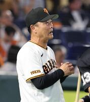 ７回が終わり選手交代を告げる橋上監督代行