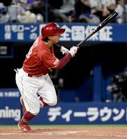 ８回表楽天１死満塁、佐藤直樹は左中間に走者一掃の適時二塁打を放つ＝横浜スタジアム（撮影・佐藤厚）