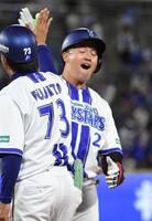 ８回、牧は左前に同点の２点適時打を放ち、雄叫びを上げる（撮影・佐藤厚）