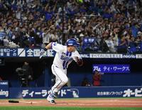 ８回、牧は左前に同点の２点適時打を放つ（撮影・佐藤厚）