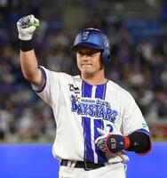 ８回、牧は中前適時打を放ち、ガッツポーズする（撮影・佐藤厚）