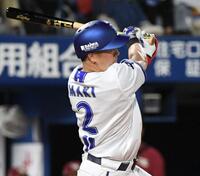 ８回、牧は中前適時打を放つ（撮影・佐藤厚）