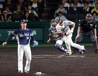 ８回、遊ゴロに倒れる立石（投手・篠原、捕手・古賀）＝撮影・山口登