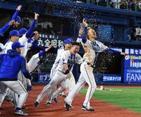 リプレイ検証の結果、アウト判定が覆りサヨナラ勝ち。決勝のホームインを決めた三森は歓喜のシャワーを浴びる（撮影・佐藤厚）