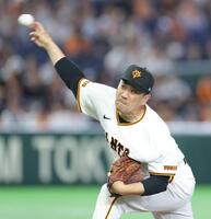オリックス打線を相手に力投する田中将（撮影・西岡正）