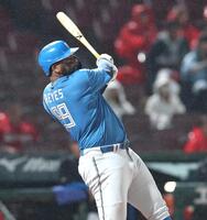 ８回、勝ち越しとなる適時二塁打を放つレイエス（撮影・北村雅宏）