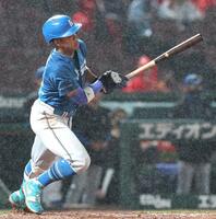 １２回、適時打を放つ万波（撮影・北村雅宏）