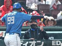 ６回、同点ソロを放ったレイエスを迎える新庄監督（右）＝撮影・北村雅宏