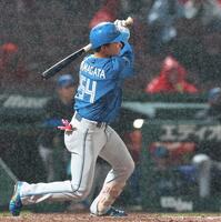 １２回、勝ち越しとなる２点適時二塁打を放つ山県（撮影・北村雅宏）