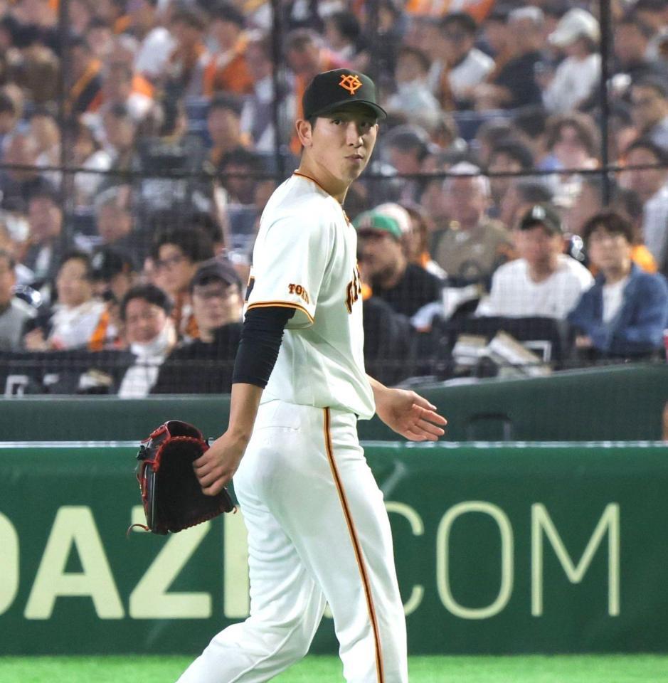 ２回、紅林への危険球で退場になる戸郷（撮影・西岡正）