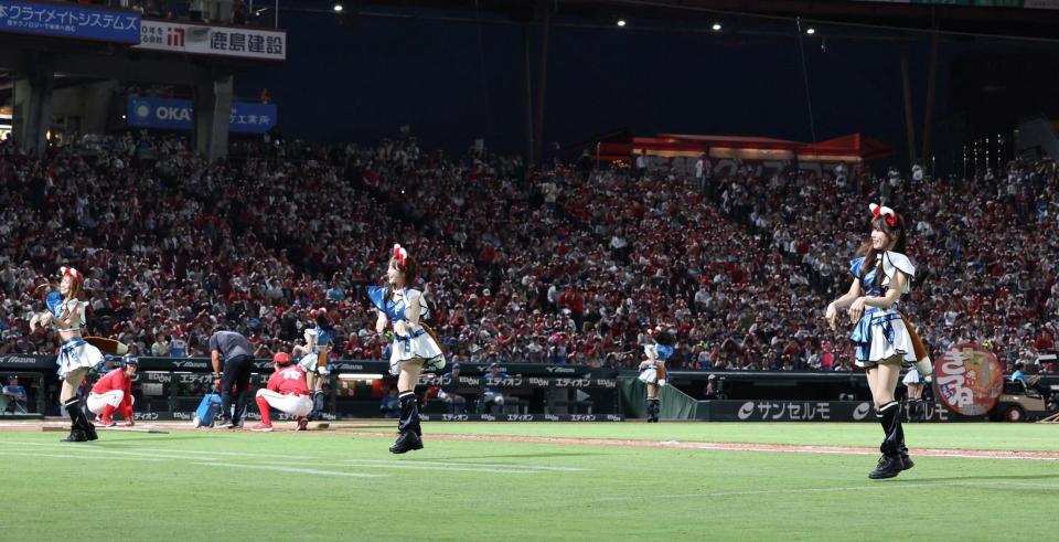 ５回終了後、きつねダンスを披露するファイターズガール（撮影・北村雅宏）