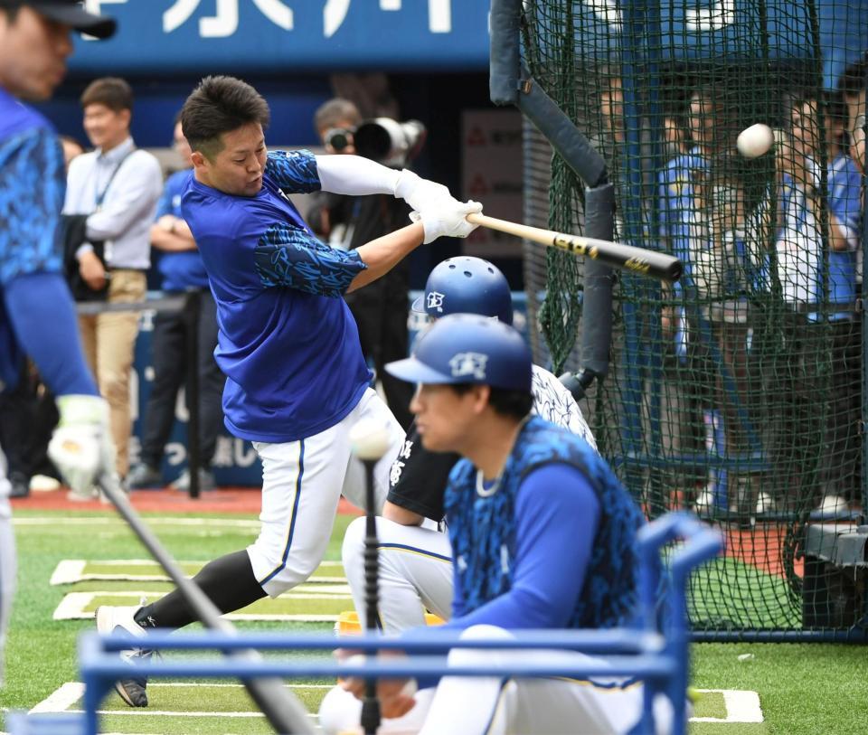ティー打撃をする牧（撮影・佐藤厚）