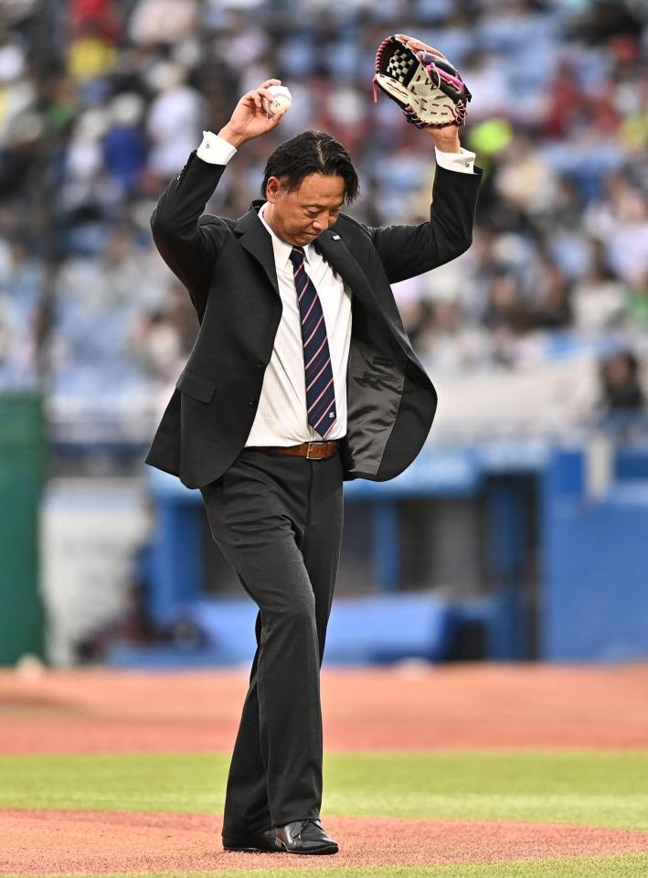 始球式を務めるヤクルト・伊藤智仁コーチ（撮影・開出牧）
