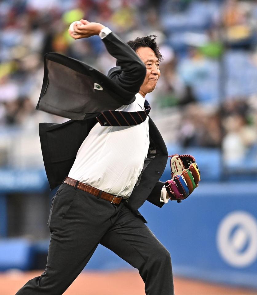 始球式を務めるヤクルト・伊藤智仁コーチ（撮影・開出牧）