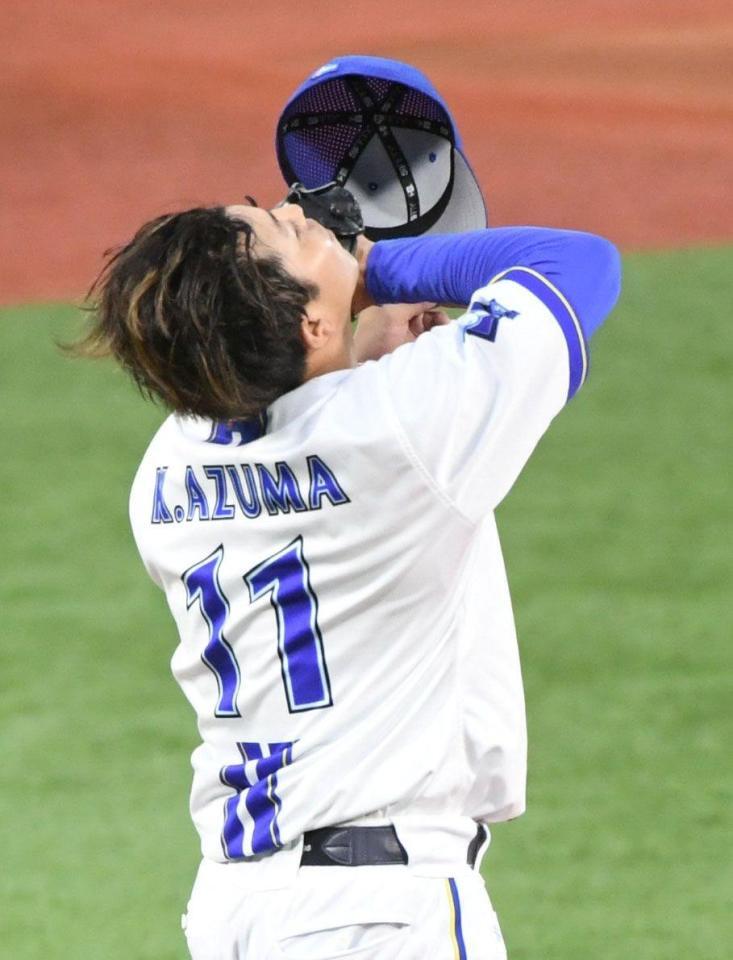 立ち上がりの１回表に４点を失い、天を仰ぐ東（撮影・佐藤厚）