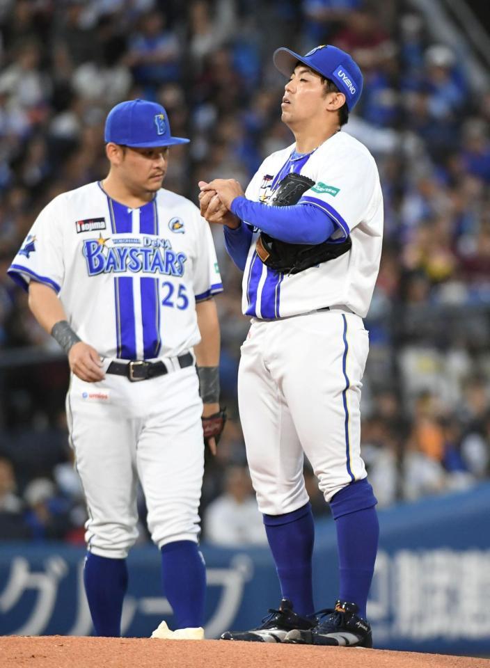 １回、浅村に適時二塁打を打たれ、２点目を許した東（右）＝撮影・佐藤厚