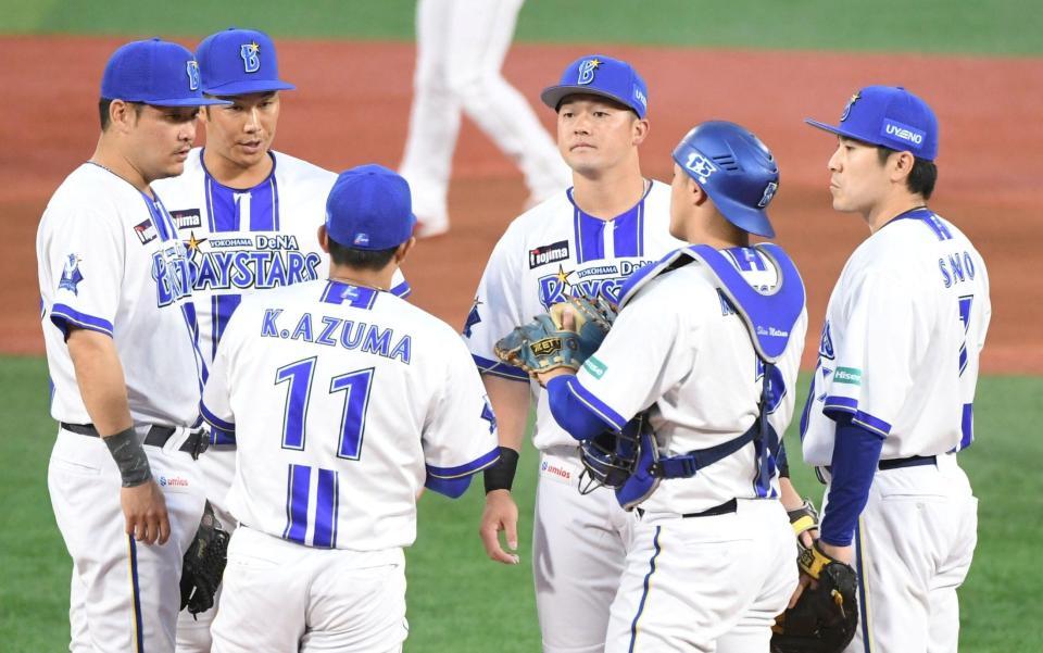 １回、東（左から３人目）に声をかける牧（右から３人目）＝撮影・佐藤厚