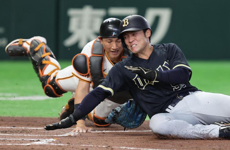 ４回、若月の二塁打で一走山中（右）が本塁を狙うがタッチアウト。捕手小林