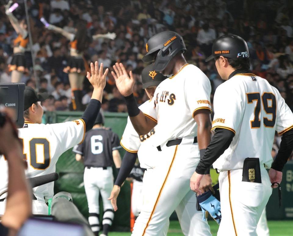 ５回、プロ初安打を放ち、ナインに祝福されるティマ（撮影・西岡正）