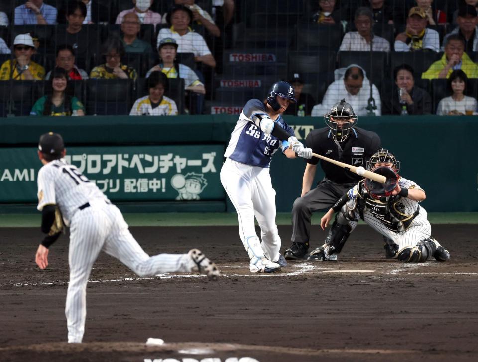４回、右前に適時打を放つ西川（投手・西勇、捕手・伏見）＝撮影・山口登