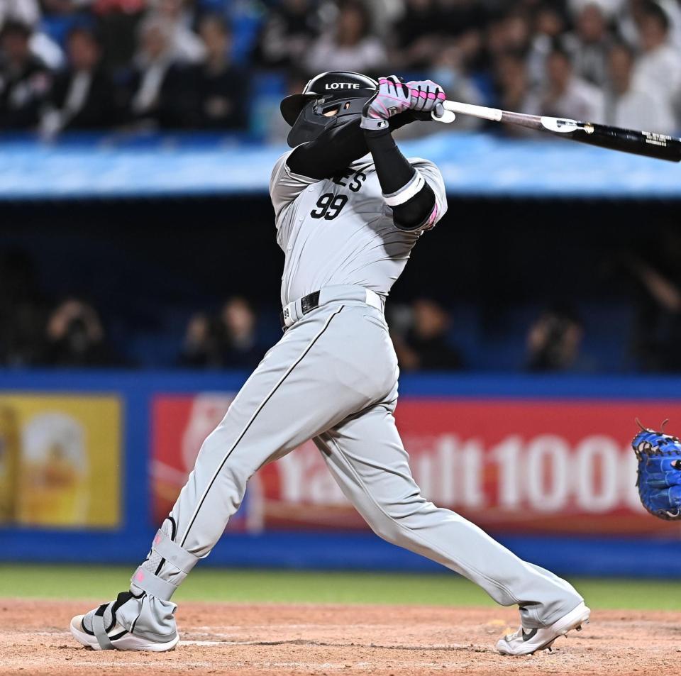 ５回、中越え適時二塁打を放つソト（撮影・開出牧）