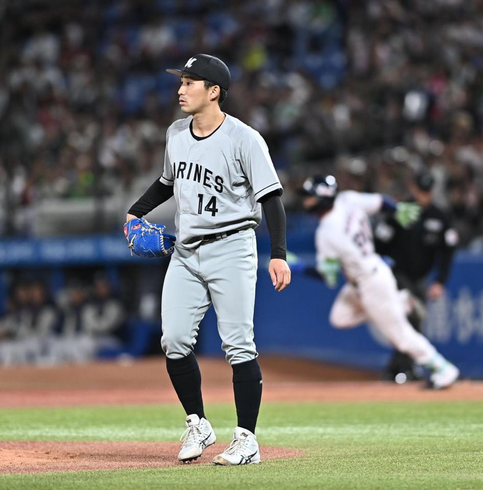 ６回、モンテル（右後方）に左越え二塁打を打たれノーノーの夢破れた小島（撮影・開出牧）