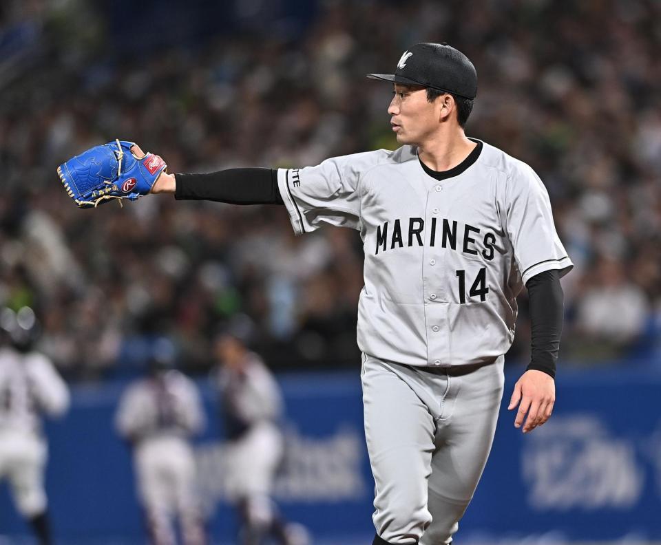 ４回、増田を三ゴロに打ち取りグラブをサードへ向ける小島（撮影・開出牧）