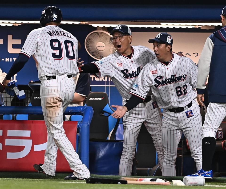 ６回、サンタナの中犠飛で生還したモンテル（左）とタッチを交わす池山監督（右から２人目）＝撮影・開出牧