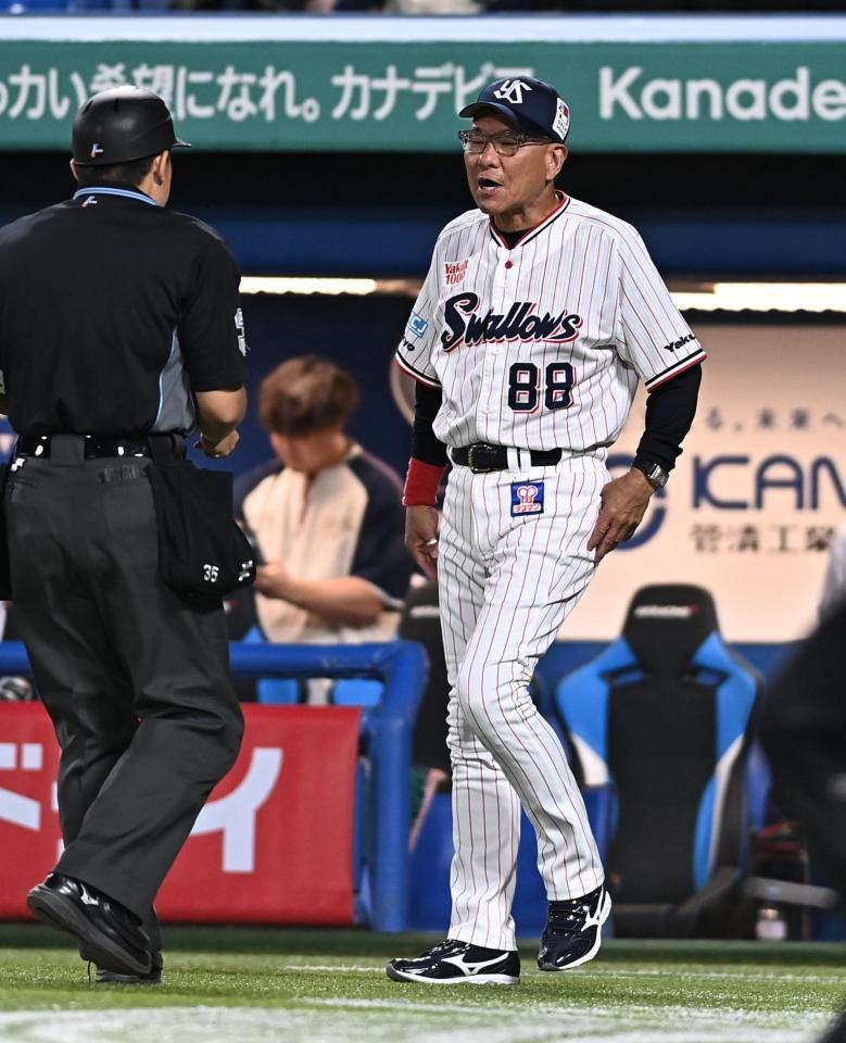 ６回、投手交代を告げる池山監督（撮影・開出牧）