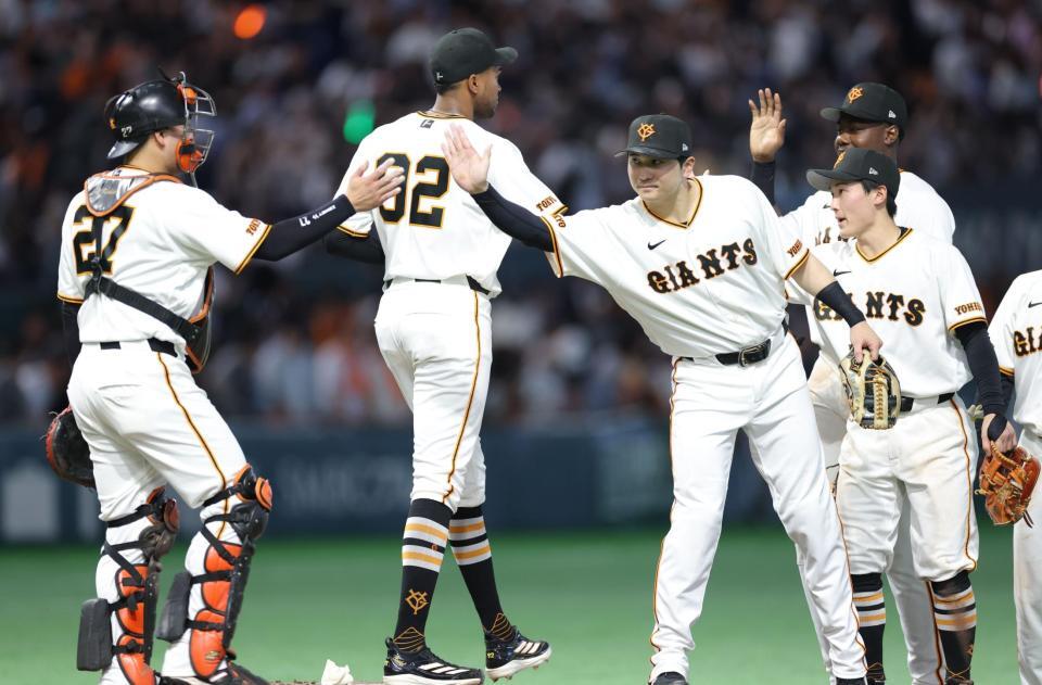 ３連勝でタッチを交わす泉口（左から３人目）ら巨人ナイン（撮影・西岡正）