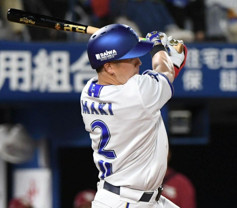 ８回、牧は中前適時打を放つ（撮影・佐藤厚）