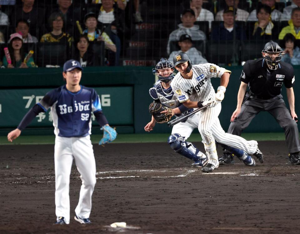８回、遊ゴロに倒れる立石（投手・篠原、捕手・古賀）＝撮影・山口登