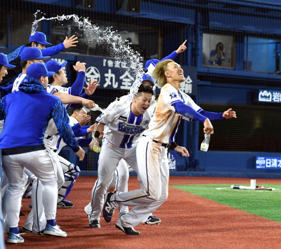 リクエストの結果、アウト判定が覆りサヨナラ勝ち。決勝のホームインを決めた三森は歓喜のシャワーを浴びる（撮影・佐藤厚）