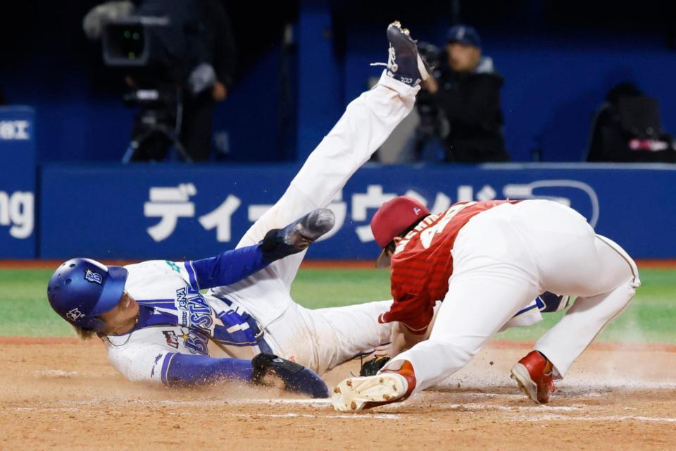 ９回、打者神里のとき、西垣（右）の暴投で代走の二走三森がタッチをかいくぐりサヨナラの生還